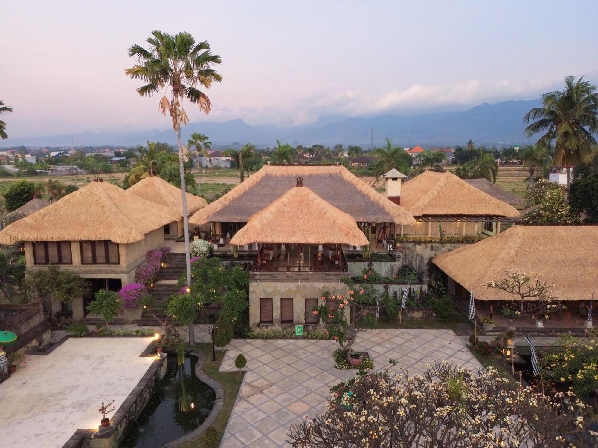 Puri Bagus Lovina Hotel Exterior foto